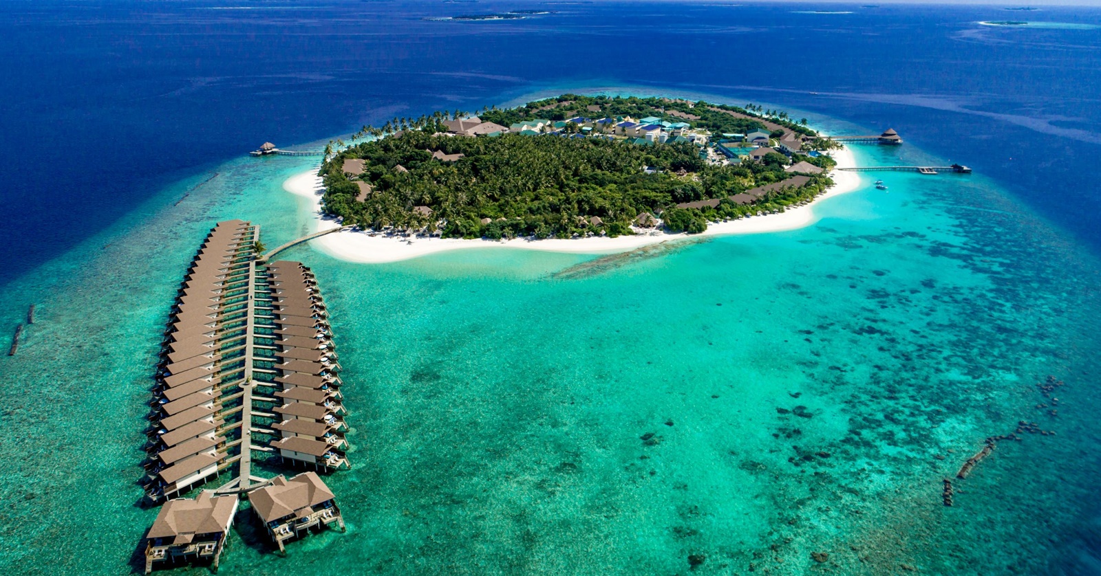 88 adadan oluşan ve resmi olarak Kuzey Maalhosmadulu Atolü olarak bilinen Raa Atolü Maldivler balayı bölgeleri arasında en popülerlerindendir.